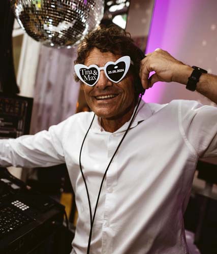 DJ für Hochzeit und Firmenevent in Rostock und Mecklenburg Vorpommern beim Auflegen mit fairem Preis